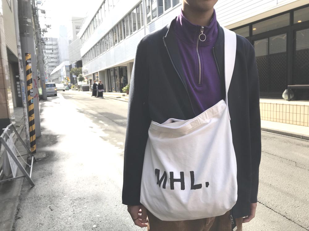 MHLのバッグを持つ男性