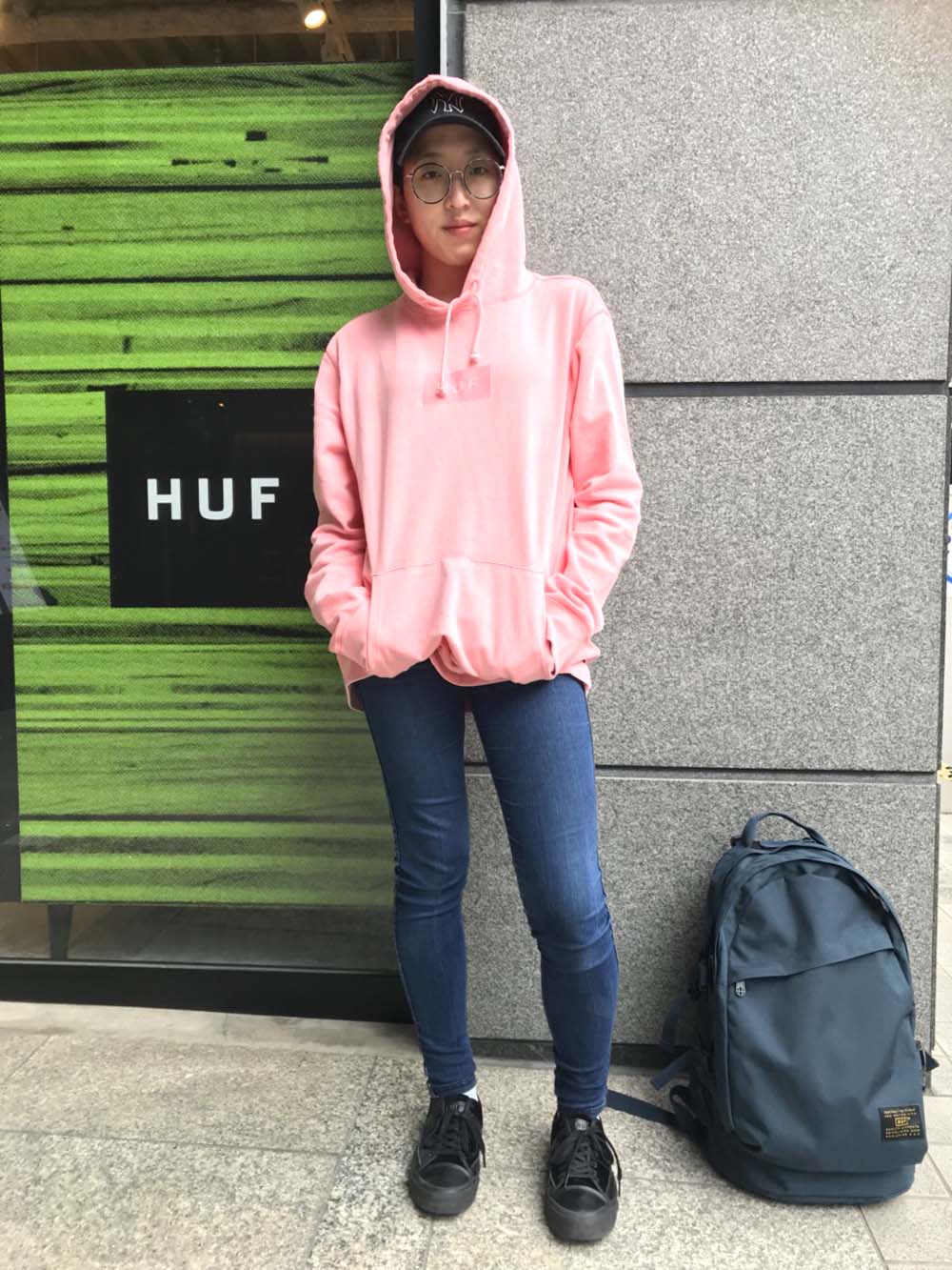 HUFのパーカーを着る女性