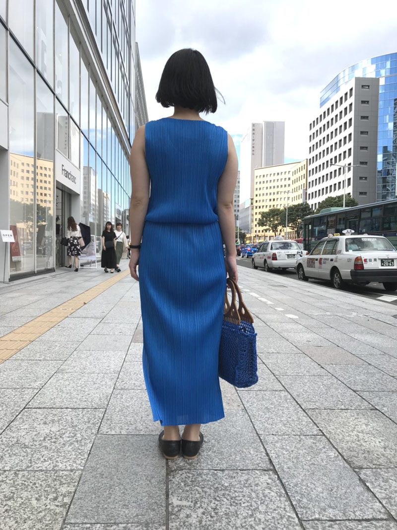 青いワンピースを着る女性