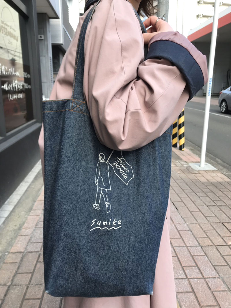 sumikaのバッグを持つ女性